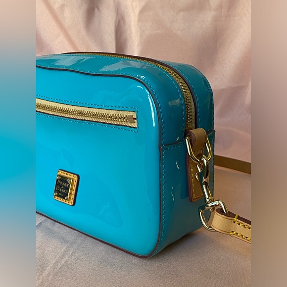 DOONEY & BOURKE BLUE TURQUOISE PATENT CAMERA ZIP CROSSBODY - Picture 2 of 10